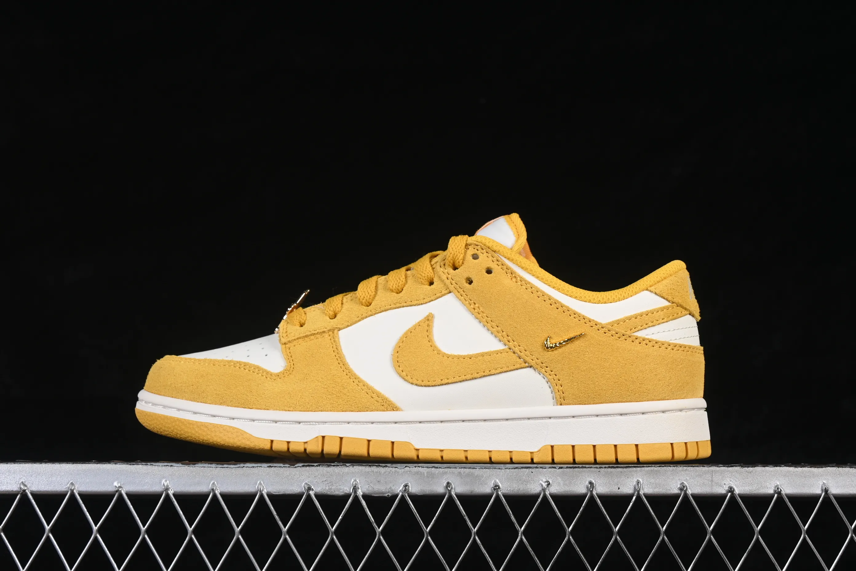 All Categories Nk SB Dunk Series Nk SB Dunk Low Low-top sneakers Nike SB Dunk Low Year of the Horse White and Yellow Low-top casual sneakers IB4417-101